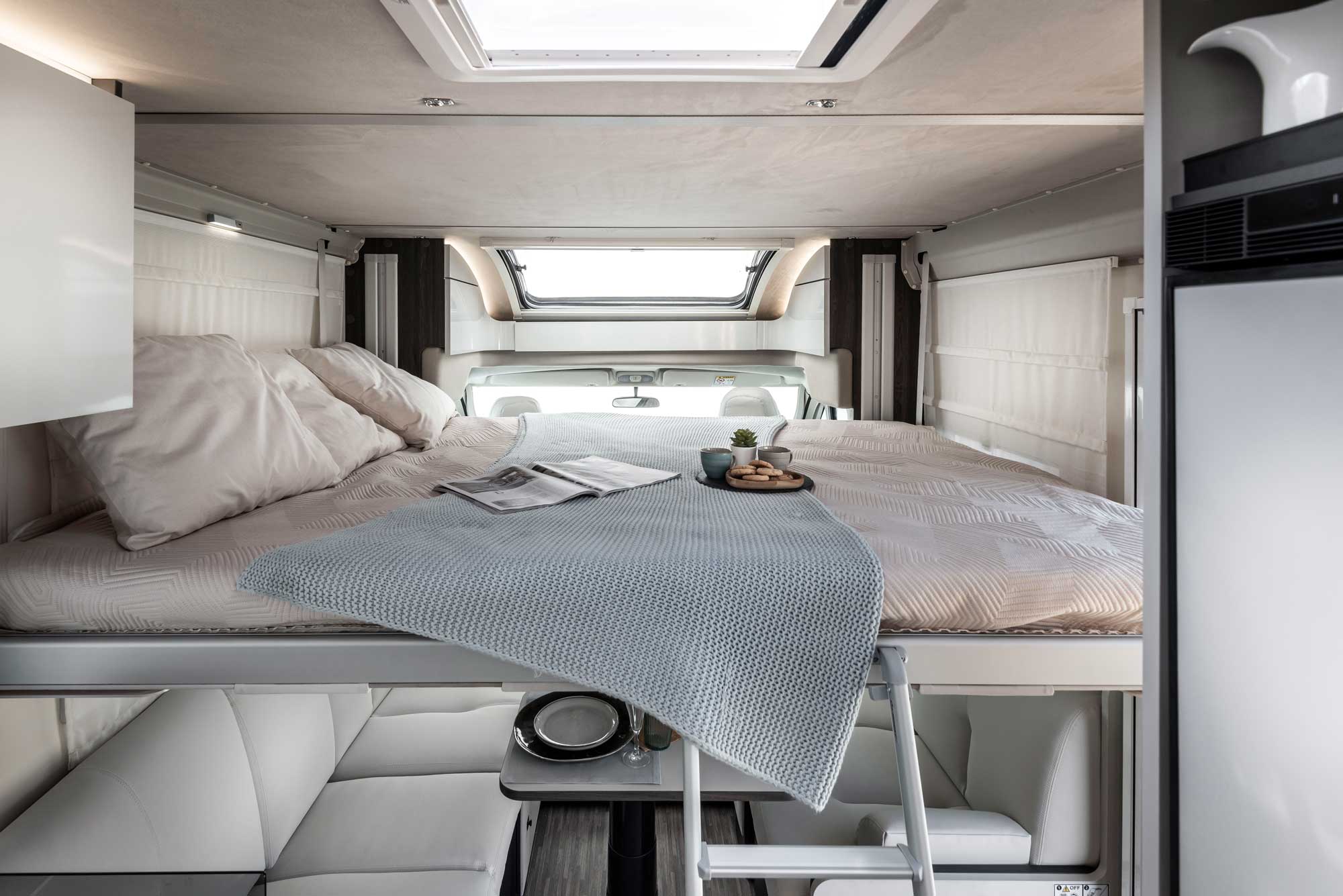 Elektrisch höhenverstellbares Bett im Mobilvetta Kea Kompakt 55
