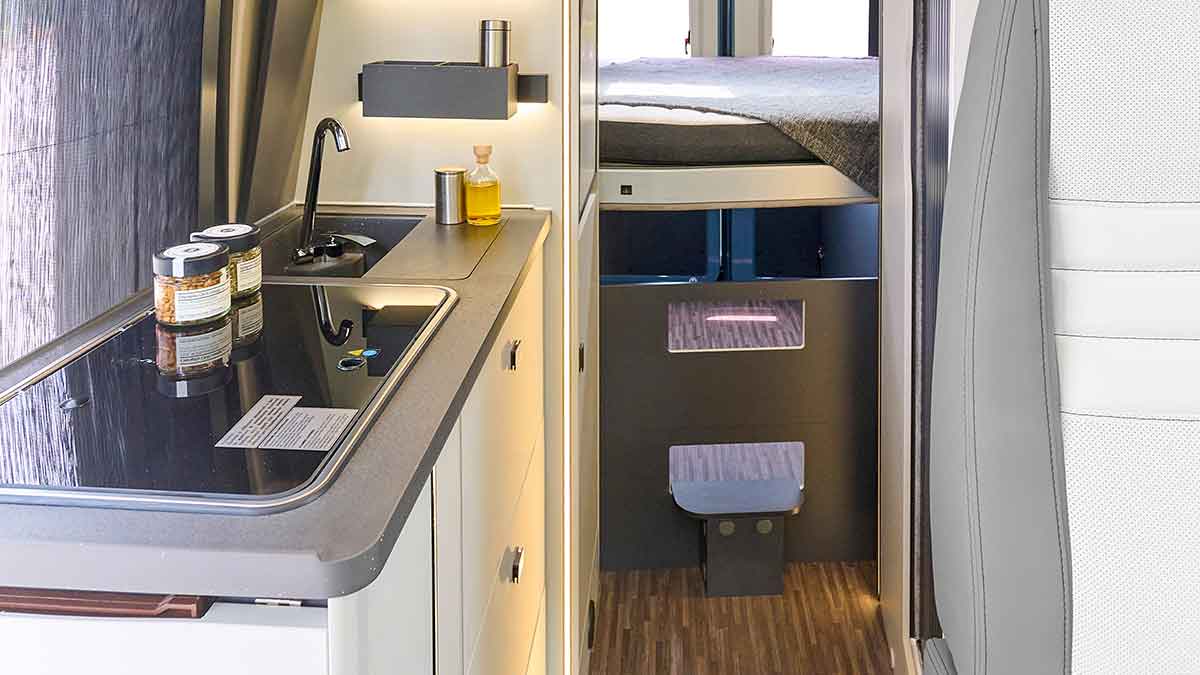 Küche im Mobilvetta Karys 2027 mit Acrylstein-Arbeitsplatte