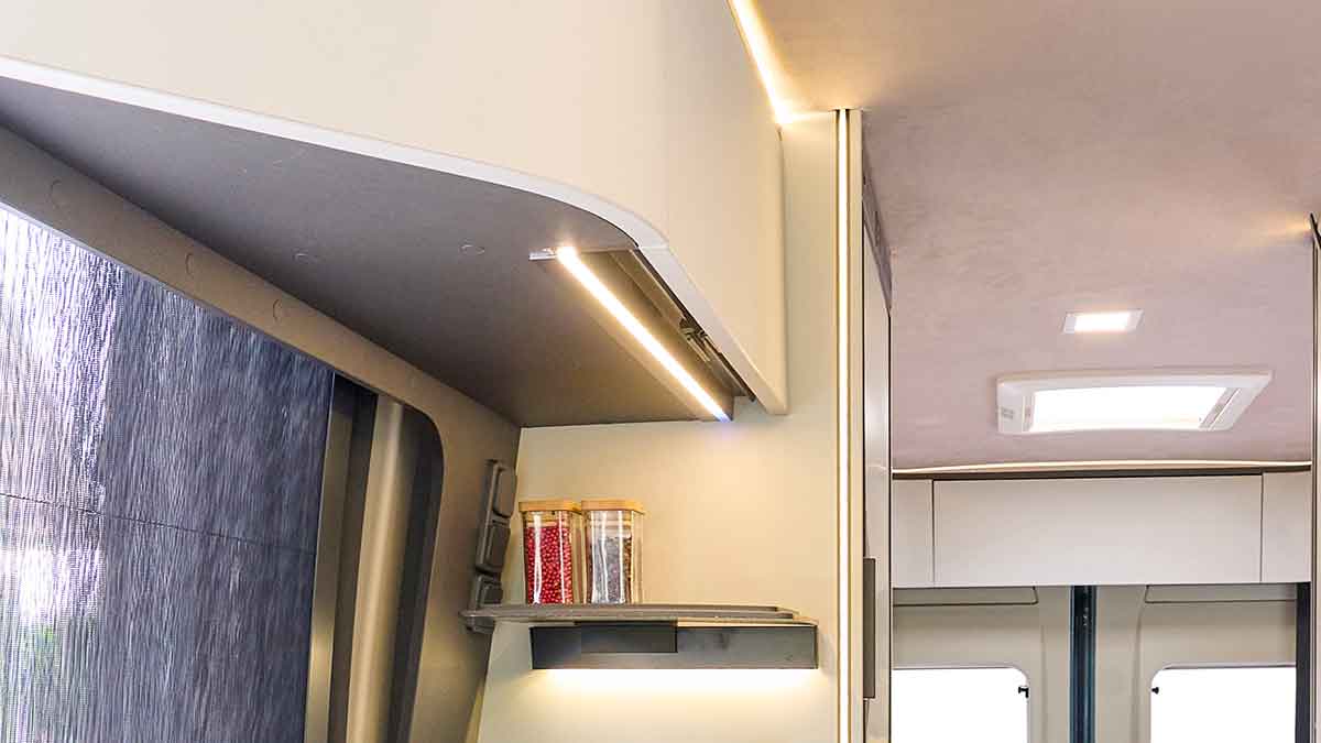 Durchgehende Hängeschränke mit Beleuchtung im Mobilvetta Karys 2027