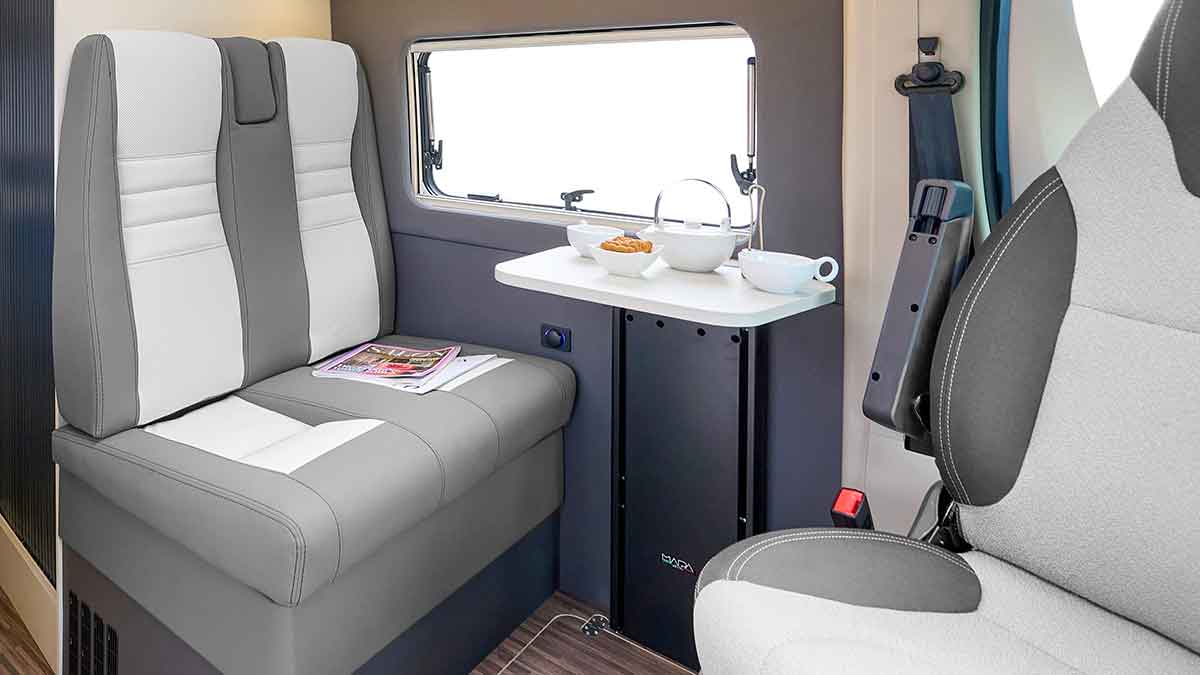Sitzgruppe im Mobilvetta Karys 2027 mit schwebendem Hängetisch