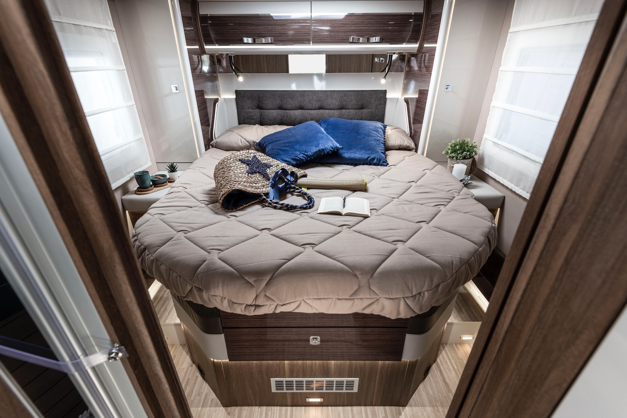 Queensbett im Heck der Mobilvetta K-Yacht Tekno Line