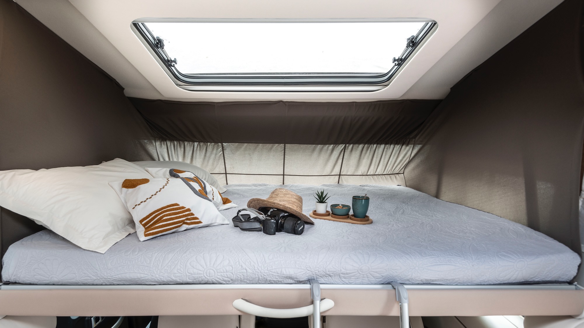 Hubbett über der Dinette in der Mobilvetta K-Yacht Tekno Line 90