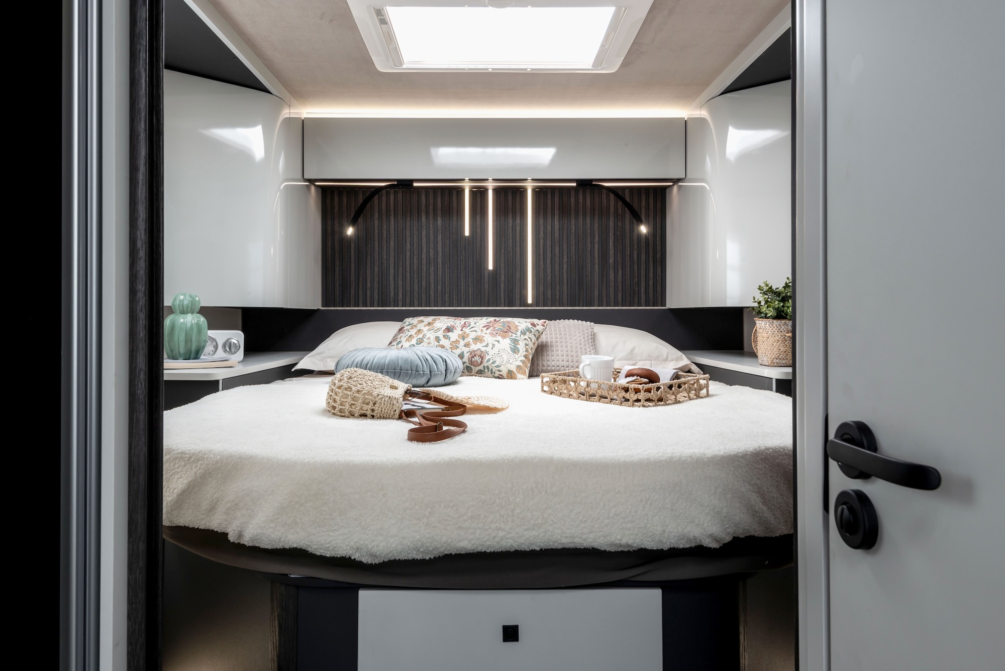 Höhenverstellbares Queensbett im Heck des Mobilvetta Kea I 90