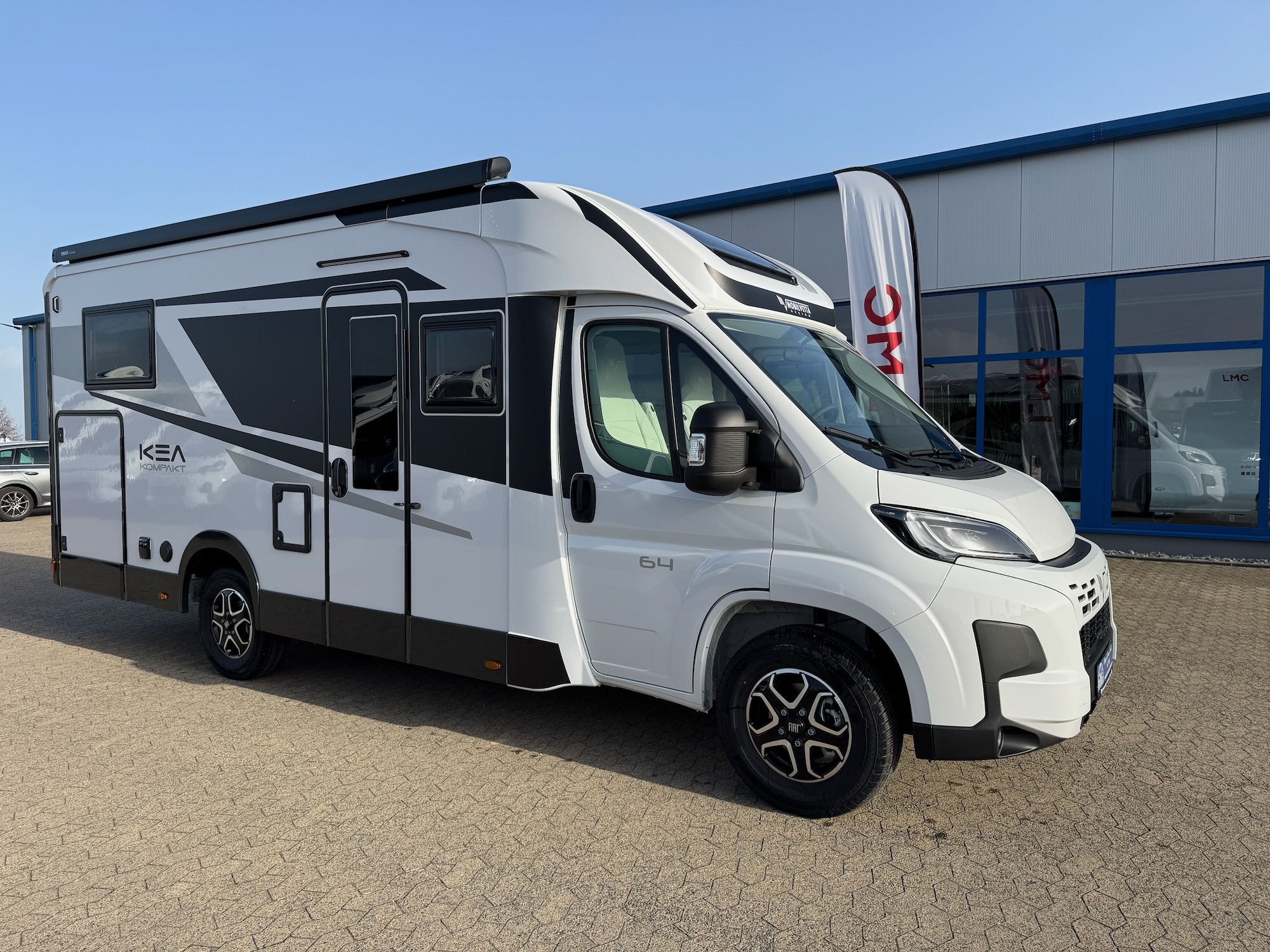 Mobilvetta Kea Kompakt 2027 – kompaktes teilintegriertes Wohnmobil, 215 cm breit