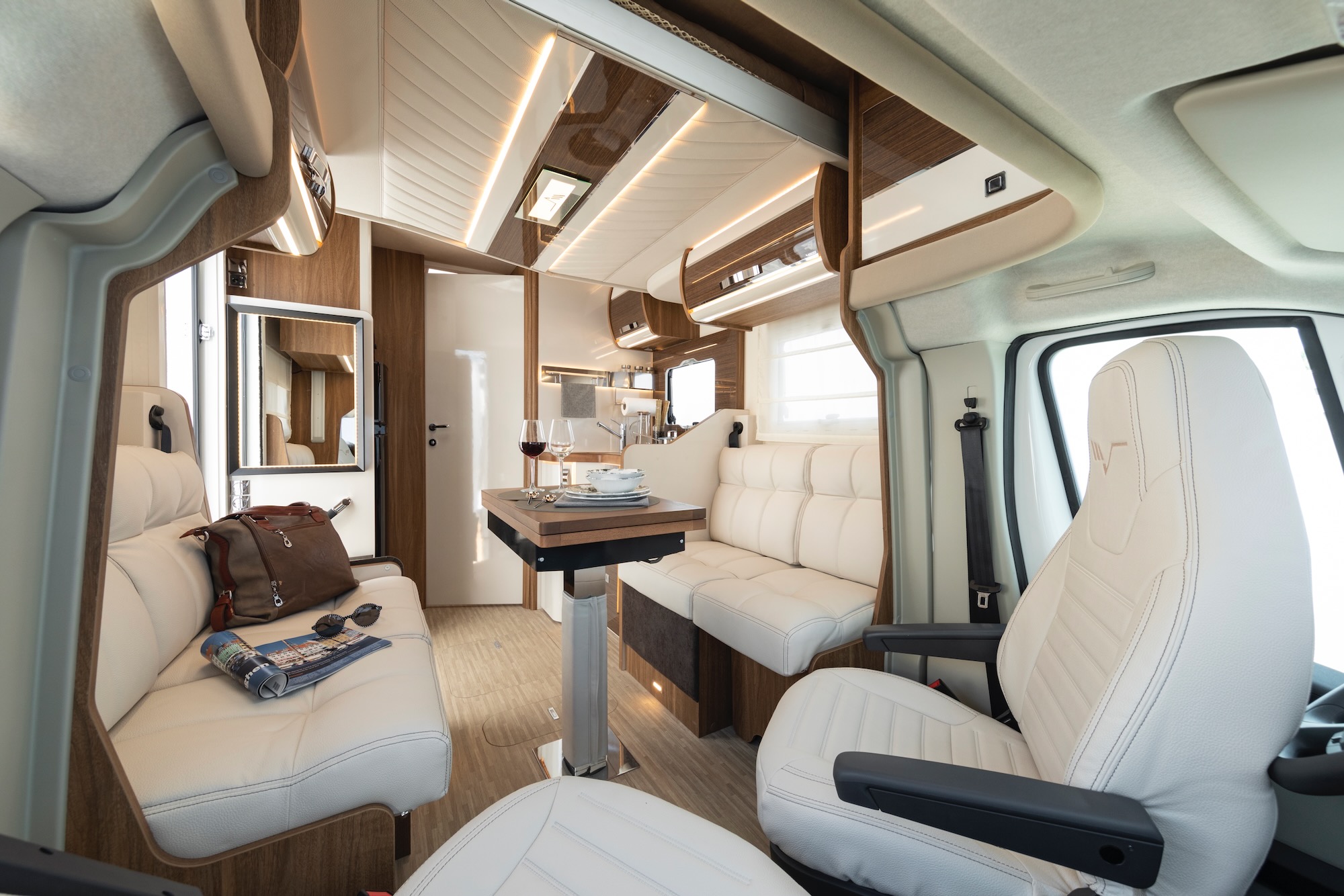 Wohnraum mit Polstervariante Prestige und Hubbett im Mobilvetta Krosser 86