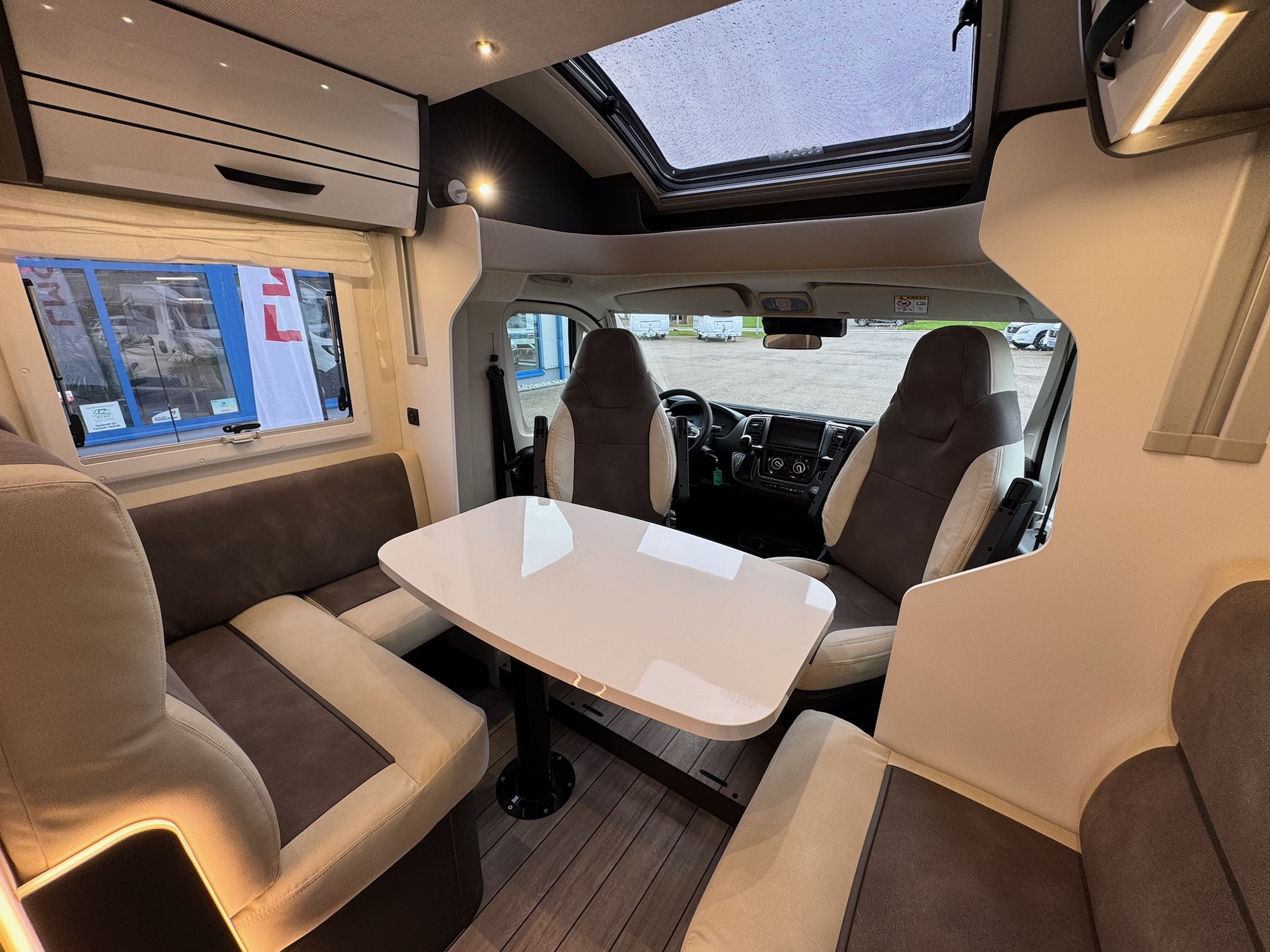 Forster T 745 EB Sitzgruppe vorne Wohnmobil