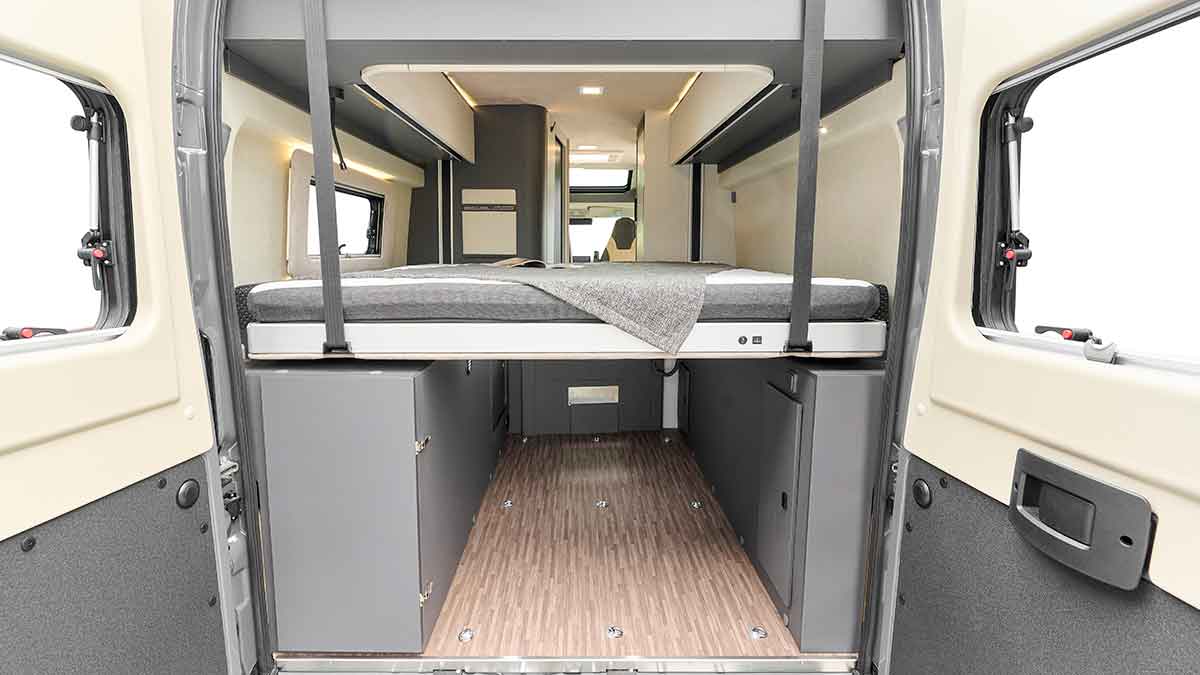 Elektrisch höhenverstellbares Bett und Maxi-Garage im Mobilvetta Karys 2027